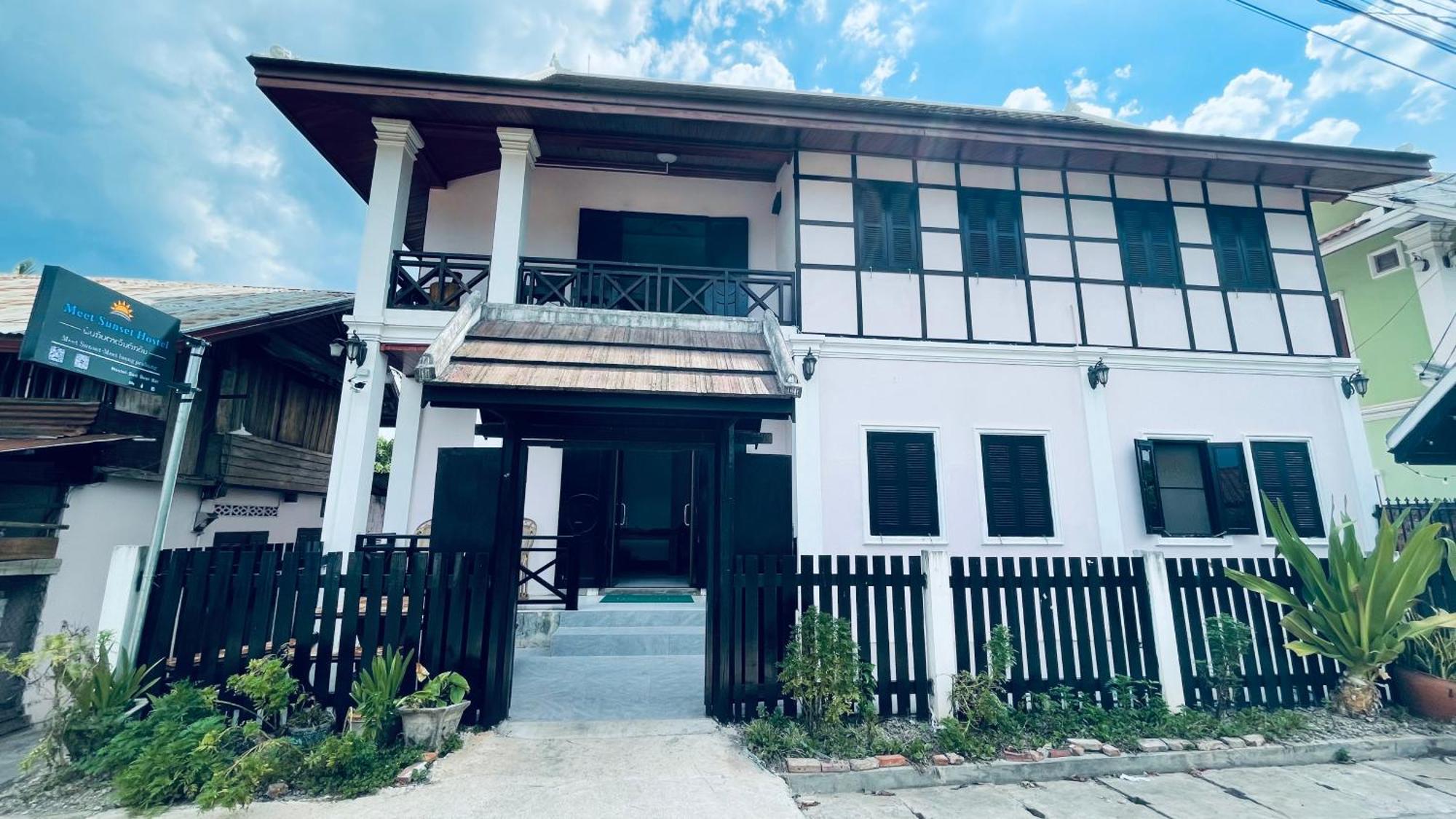 Meet Sunset Hostel Luangprabang Buitenkant foto